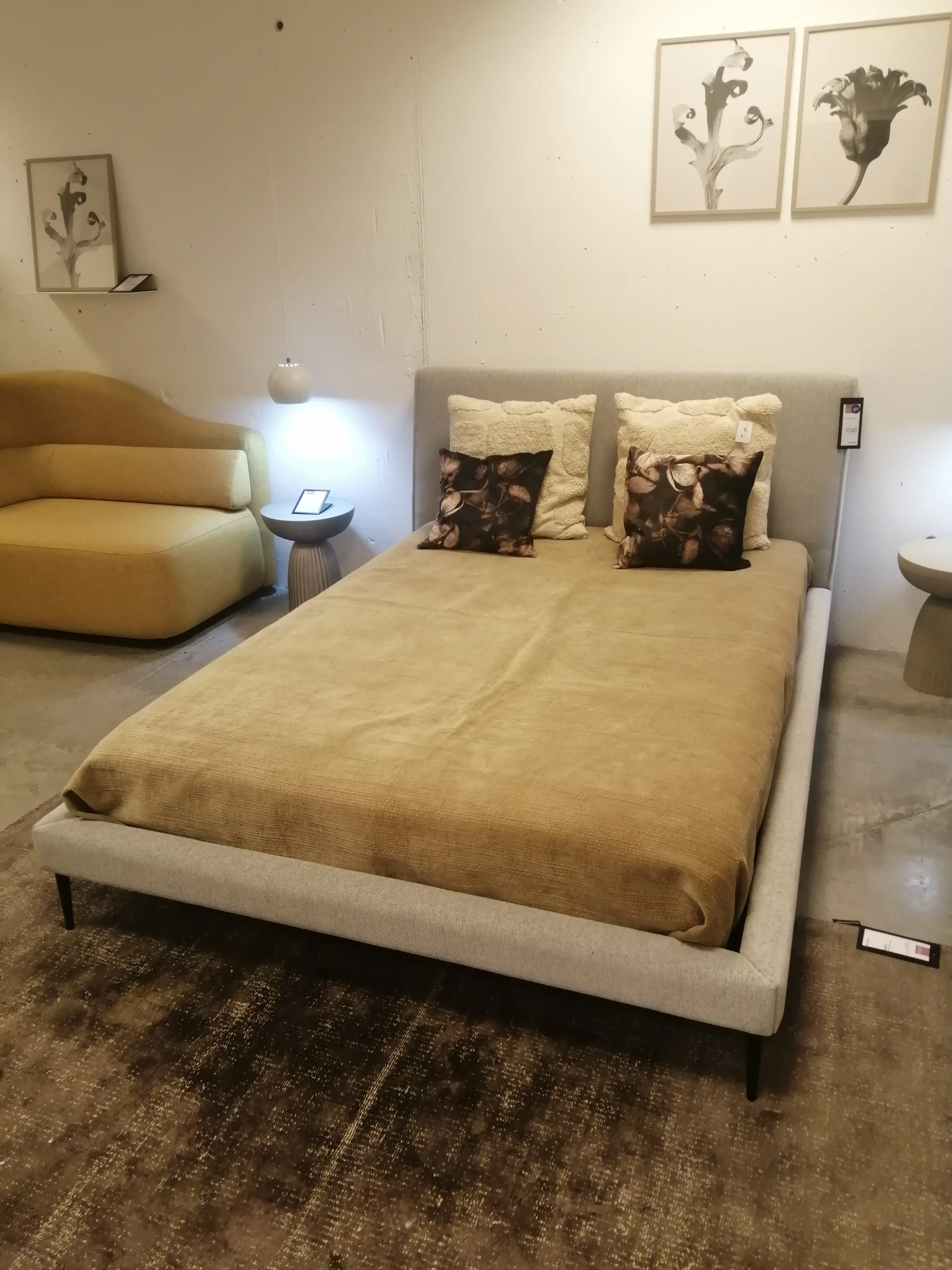 Beds 40% DTO - Cama Arlington, no incluye colchón [SHOWROOM]