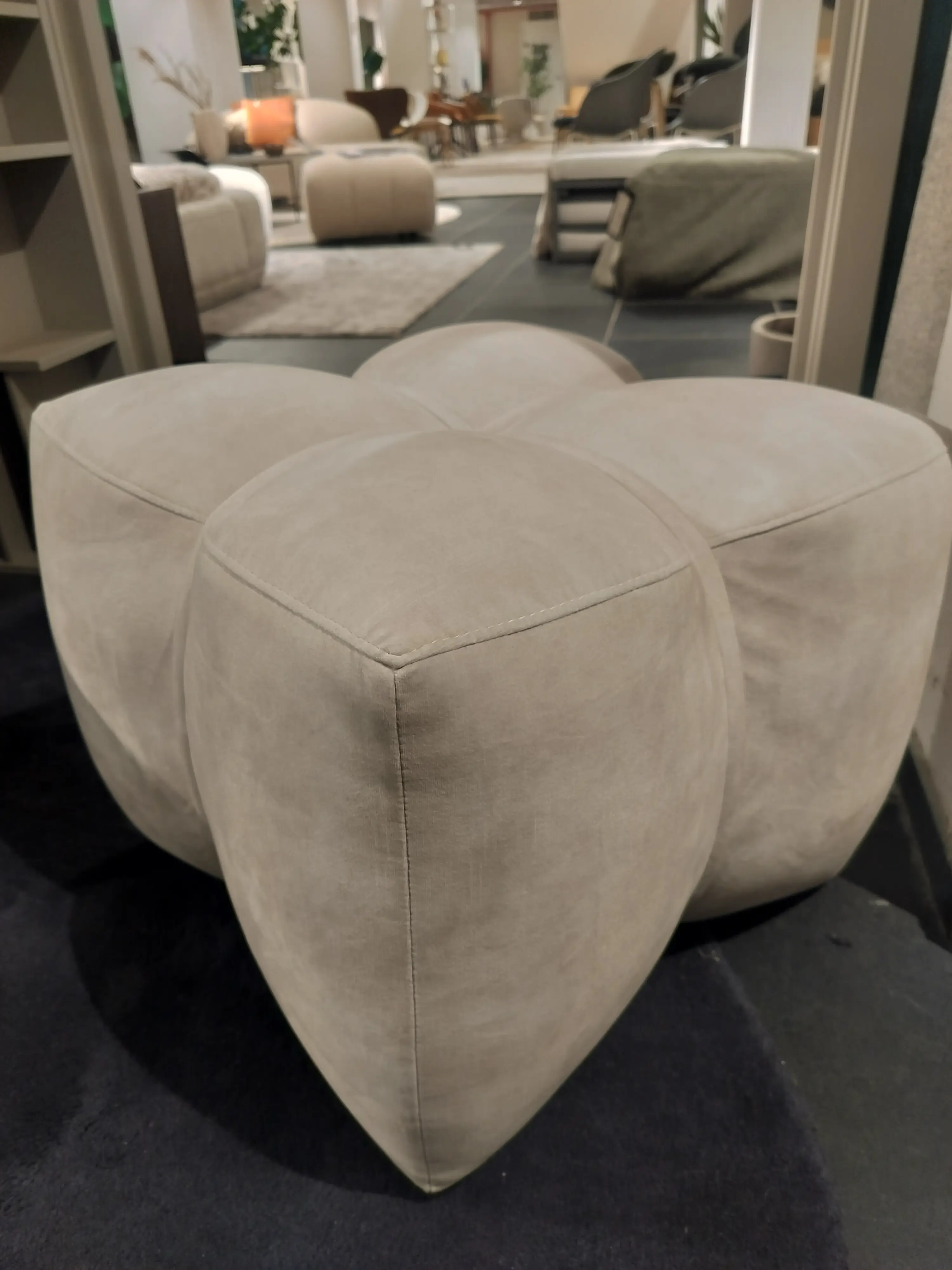 Pouf Nawabari, klein model