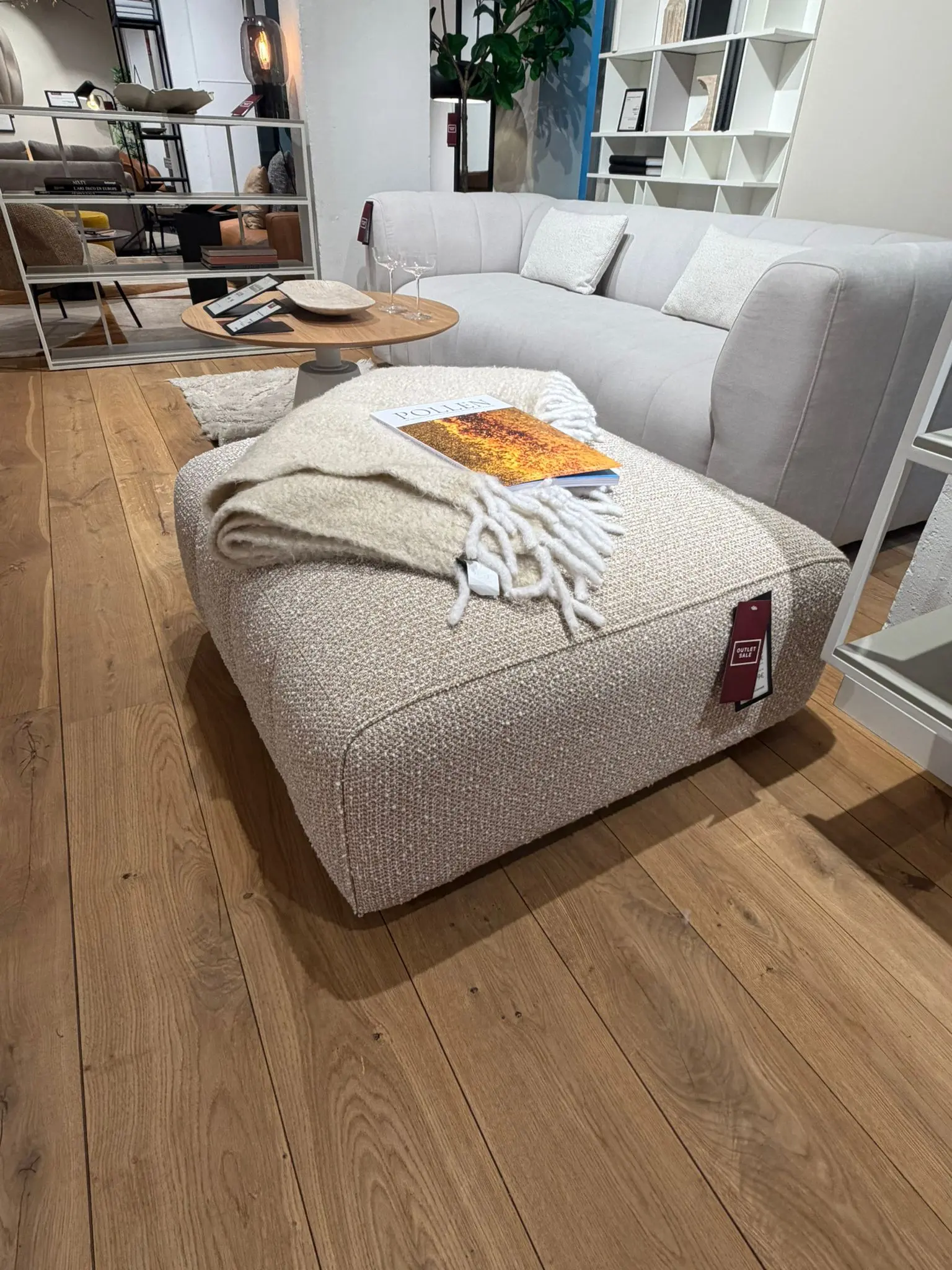 Footstool Grote Bellagio-poef in Avellino Golden Beige, direct leverbaar, te bezichtigen in de winkel in Brussel