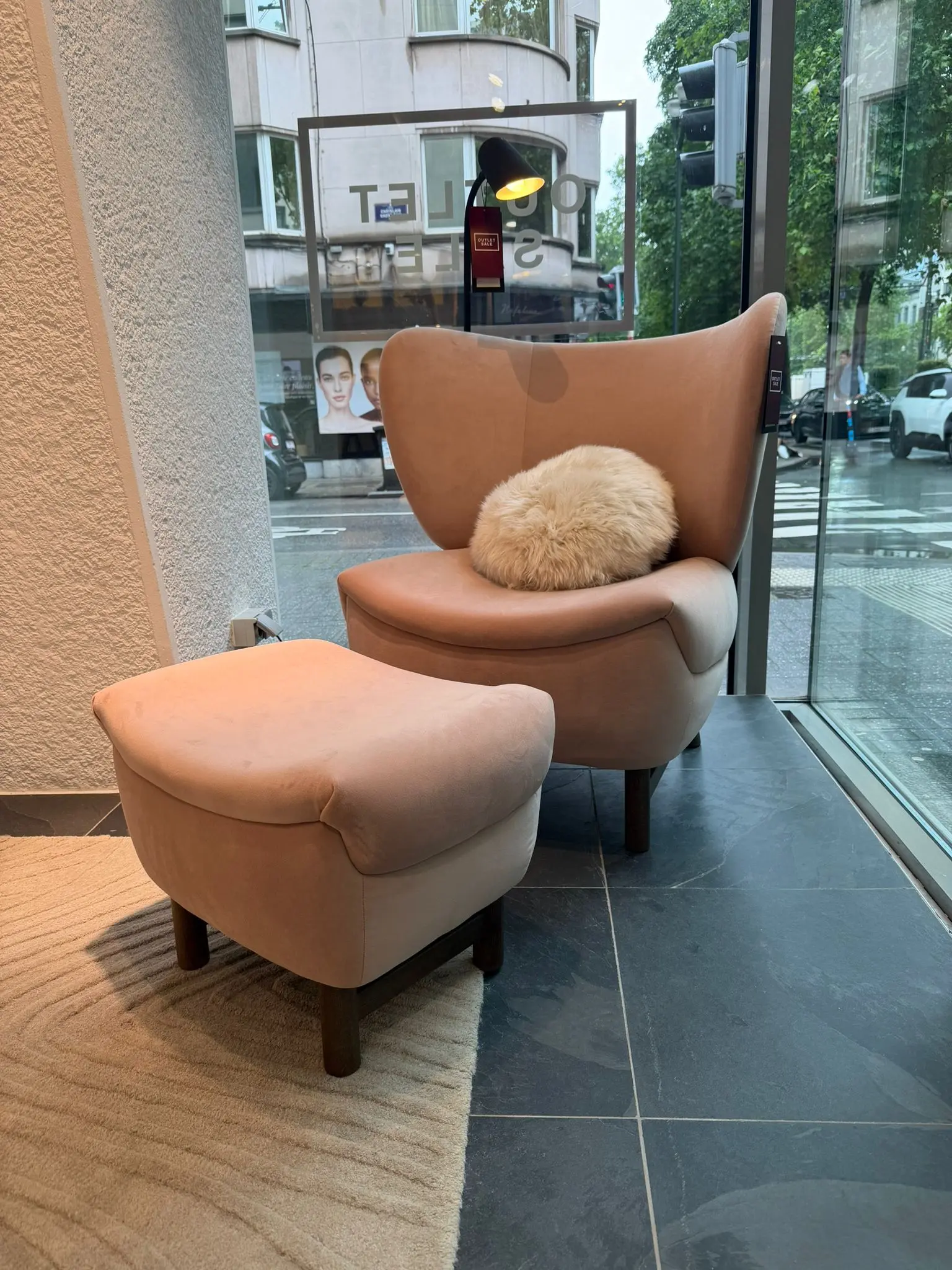 Armchairs Castkills-fauteuil + Bologna Mouse Belly-voetensteun, direct leverbaar, te bezichtigen in de winkel in Brussel