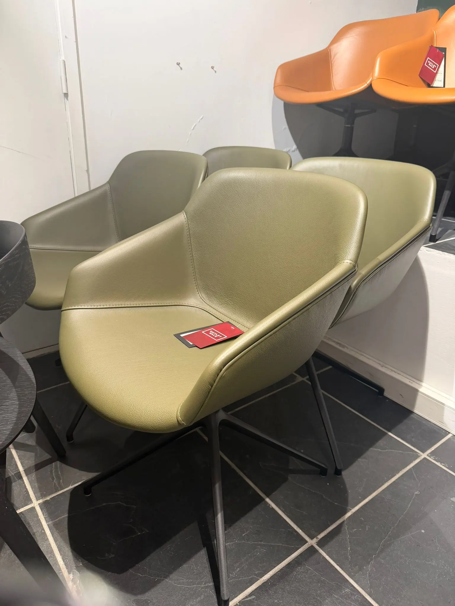 Dining chairs Set van 4 Vienna-stoelen in leer, te bezichtigen in de showroom in Brussel