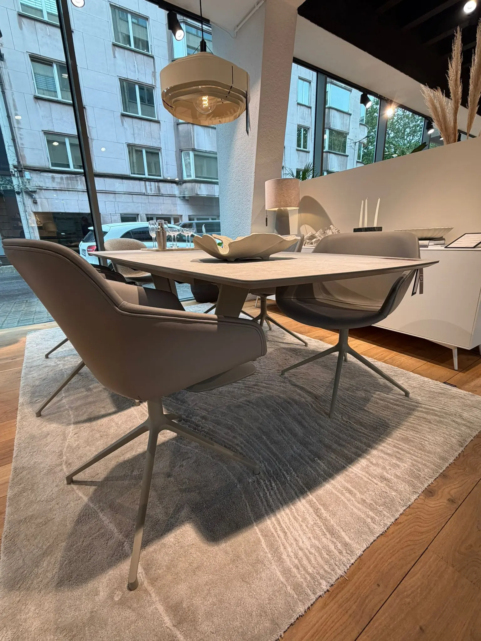 Dining chairs Set van 6 Vienna-stoelen in grijs Nordic Grain-leer, leverbaar vanaf 20/08/2026, te bezichtigen in de winkel in Brussel
