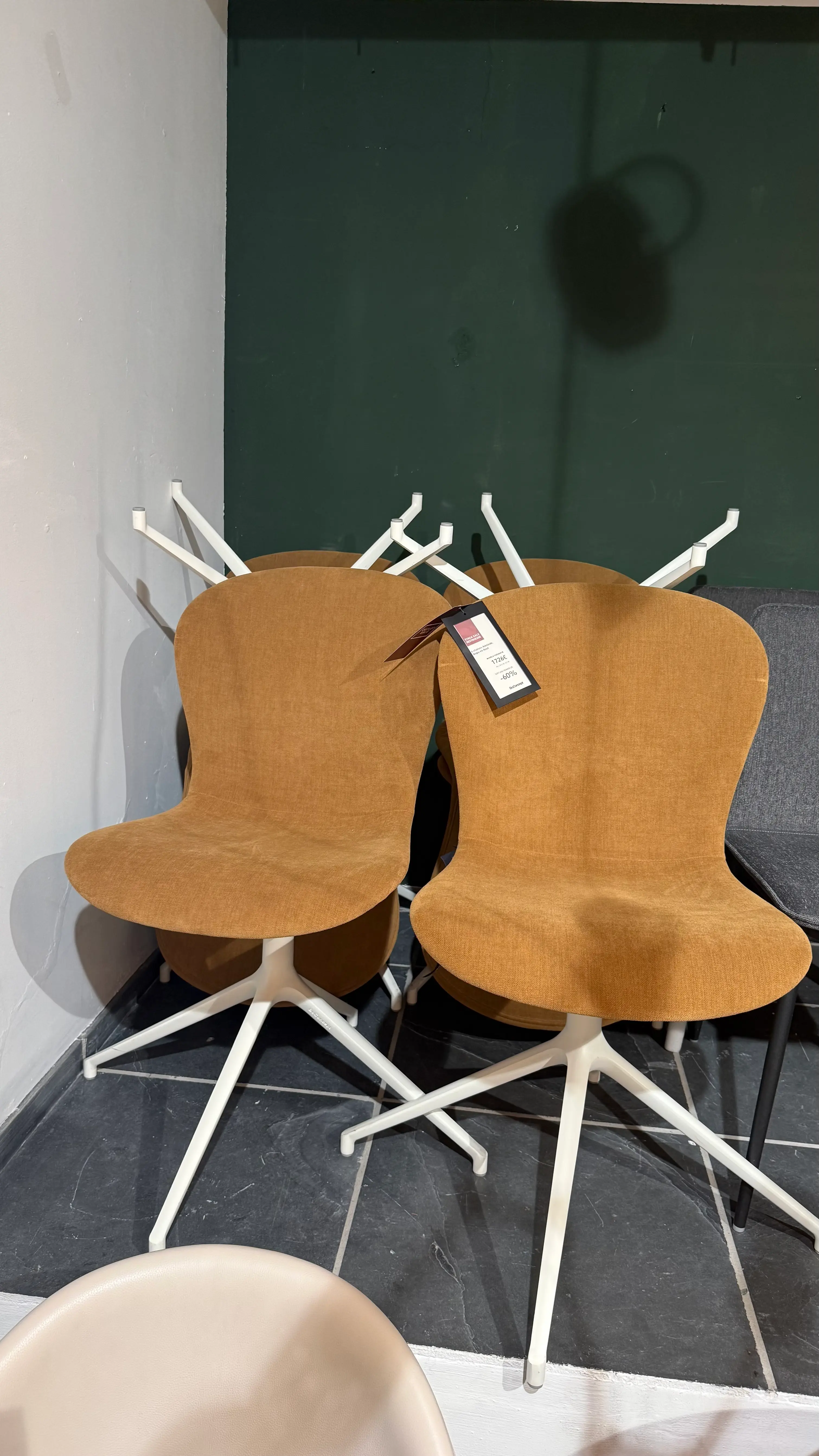 Lot de 6 chaises Adelaide pivotantes Friscro Camel -60%