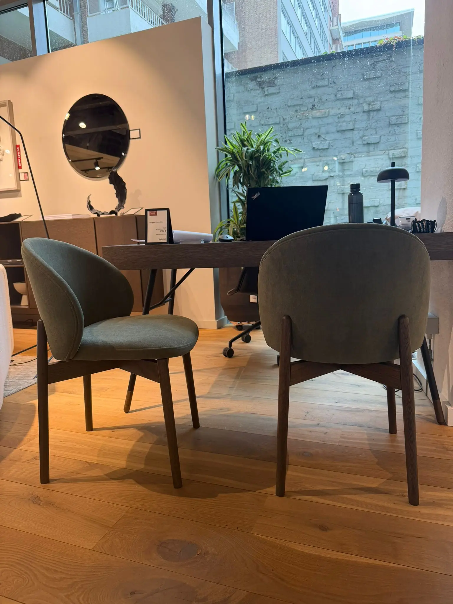 Dining chairs Set van 4 Princeton-stoelen in donker eiken, bekleed met Frisco-stof in bosgroen, direct leverbaar, te bezichtigen in de winkel in Brussel