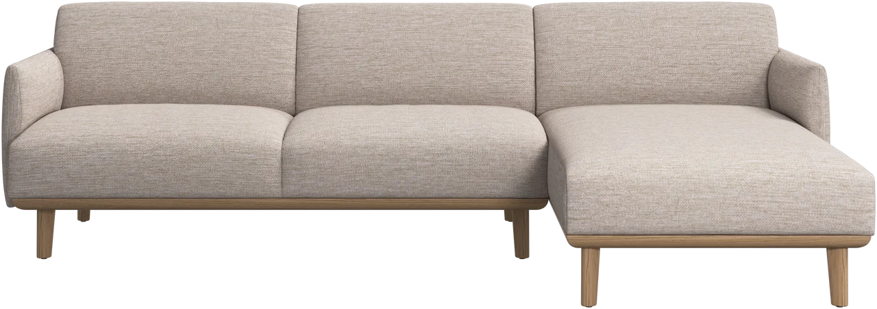 Sofa Aarhus z szezlongiem po prawej stronie w jasnej tapicerce