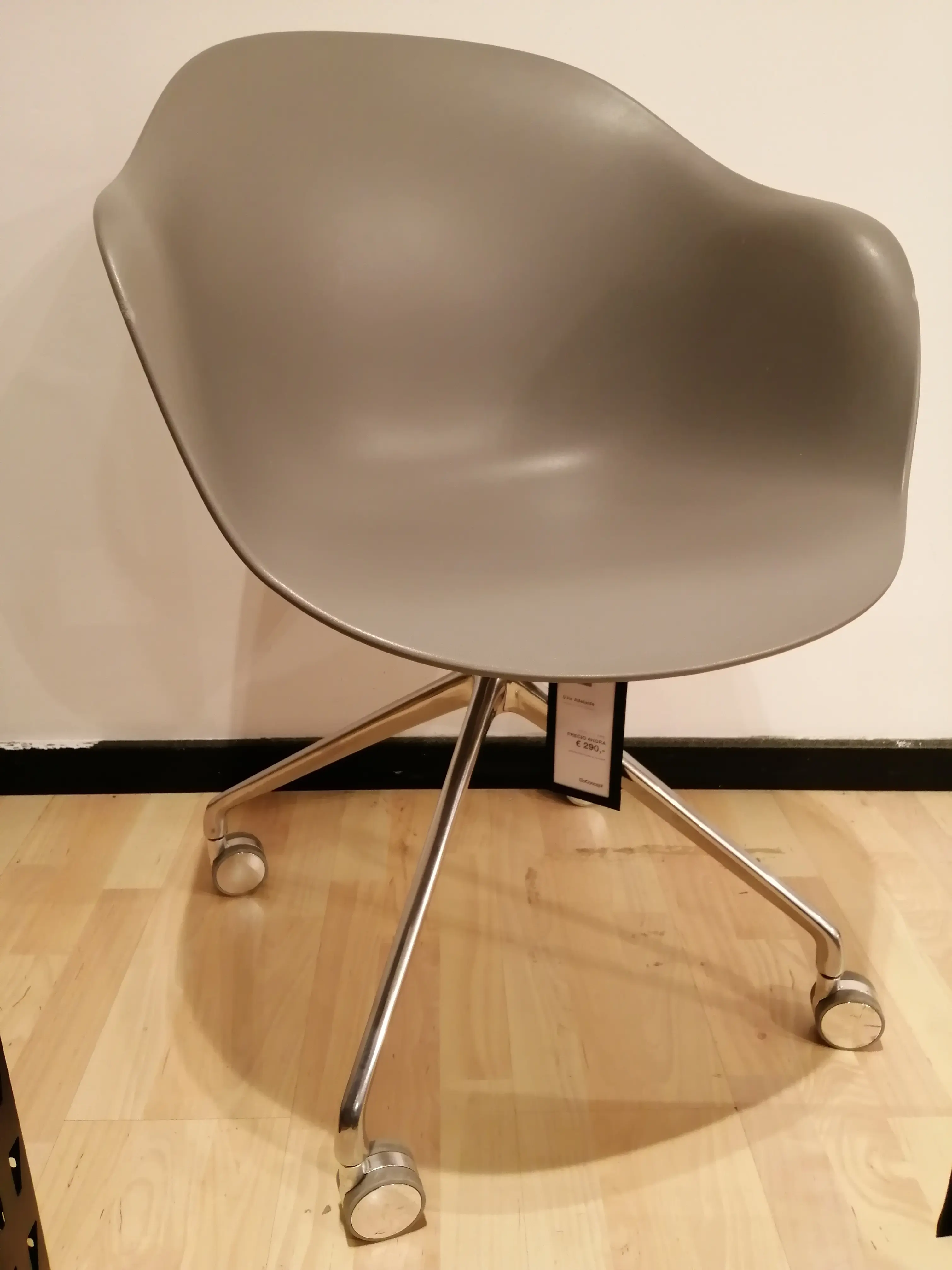 Office chairs 50% DTO - Silla de oficina Adelaide con función giratoria y ruedas [SHOWROOM] - 2 unidades disponibles, precio por unidad.