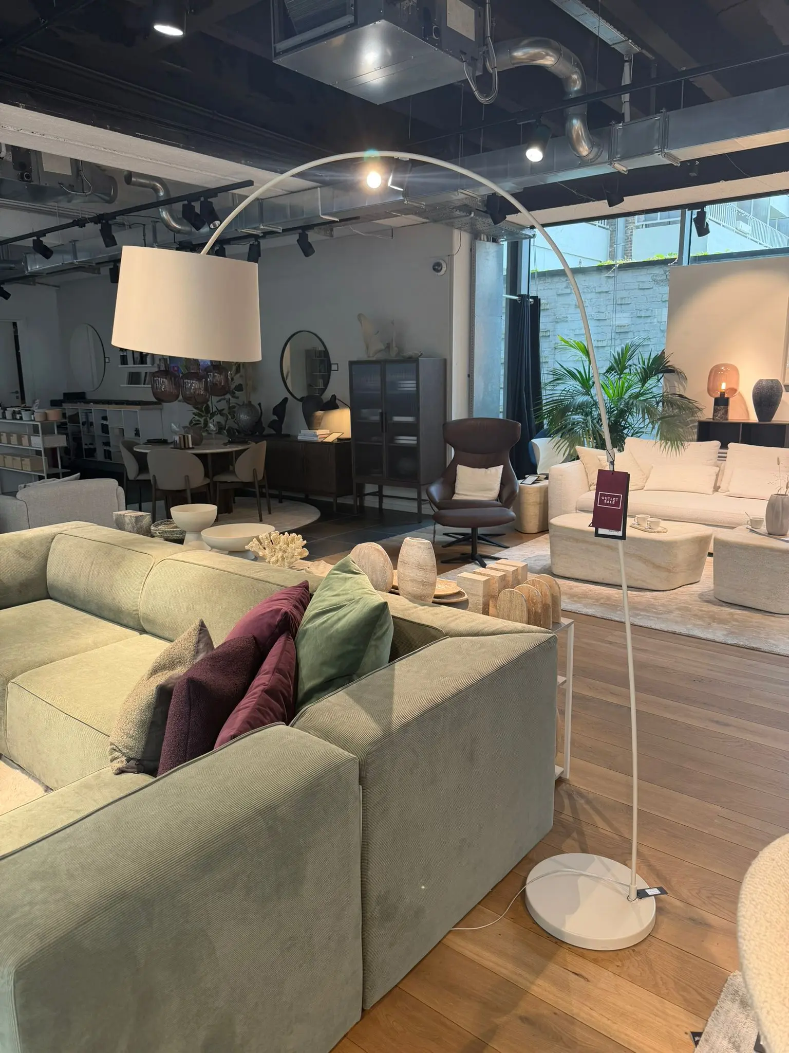 Lamps De Kuta-lamp, direct leverbaar, te bezichtigen in de showroom in Brussel