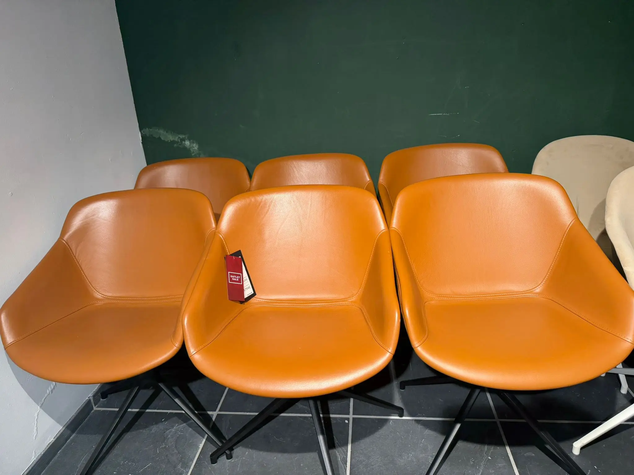Dining chairs Set van 6 Vienna-stoelen in leer, te bezichtigen in de showroom in Brussel